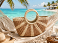 Bolso mimbre redondo asas circulares junto a piscina